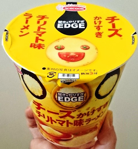 エースコック「タテ型 ＥＤＧＥ チーズかけすぎチリトマト味ラーメン」