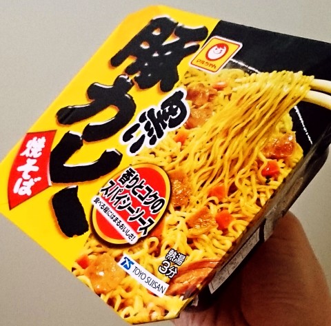 マルちゃん「黒い豚カレー焼そば」