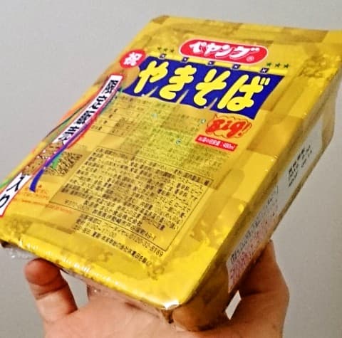 まるか食品「ペヤング ソースやきそば 金粉入り」