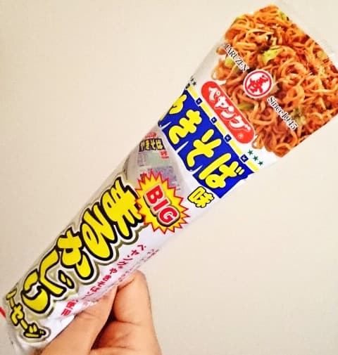 丸善「ＢＩＧまるかじりソーセージ ペヤングソースやきそば味」
