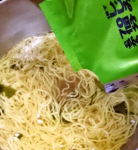 スープを入れる