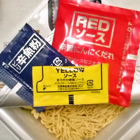 日清焼そばＵＦＯ極太ＲＥＤ＆ＹＥＬＬＯＷ