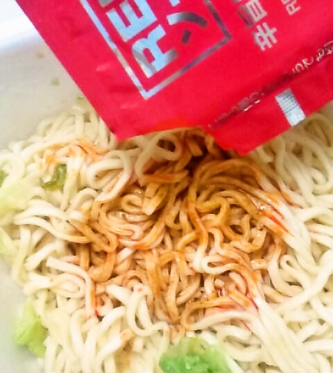 日清焼そばＵＦＯ極太ＲＥＤ＆ＹＥＬＬＯＷ