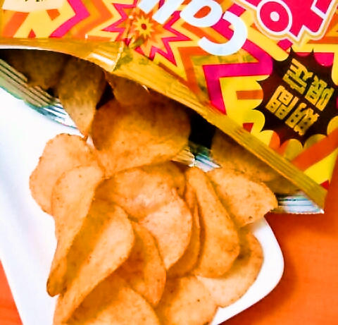 カルビー「ポテトチップス コンソメトリプルパンチ」