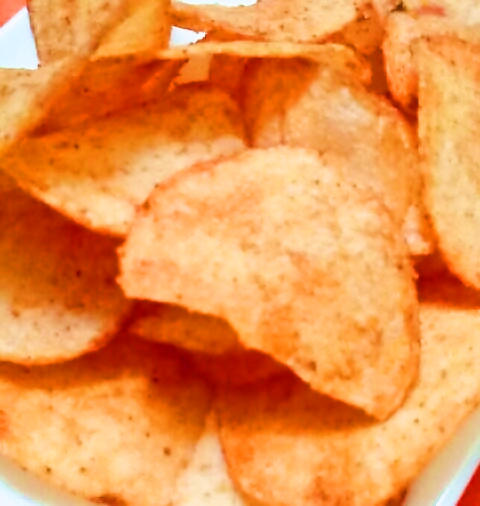 カルビー「ポテトチップス コンソメトリプルパンチ」