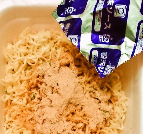 マルちゃん「やきそば弁当 たらこ味バター風味」