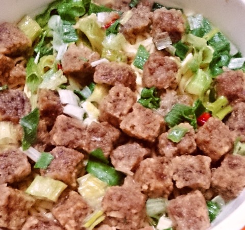 日清「カップヌードルビッグ“謎肉祭”肉盛りペッパーしょうゆ」