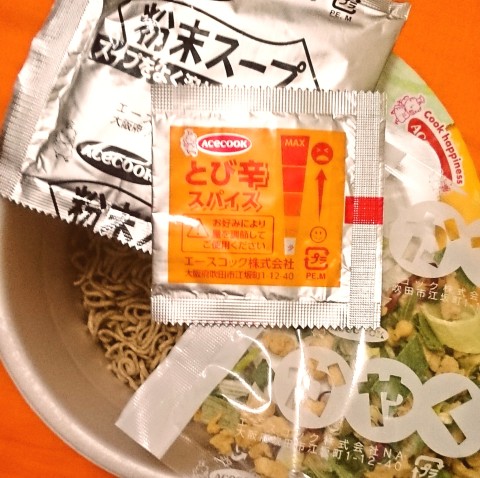 エースコック「ＣｏＣｏ壱番屋監修とび辛鶏南蛮カレーそば」