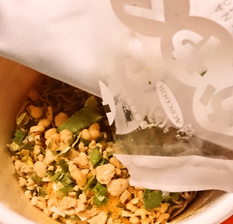 エースコック「ＣｏＣｏ壱番屋監修とび辛鶏南蛮カレーそば」