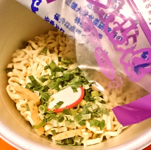 エースコック「近畿大学水産研究所×つるとんたん監修 スーパーカップ 魚だしカレーうどん」