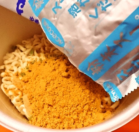 エースコック「近畿大学水産研究所×つるとんたん監修 スーパーカップ 魚だしカレーうどん」