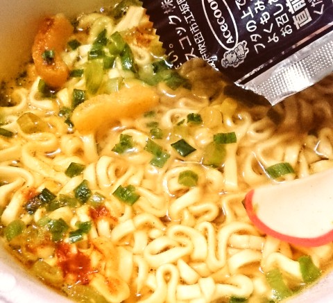 エースコック「近畿大学水産研究所×つるとんたん監修 スーパーカップ 魚だしカレーうどん」