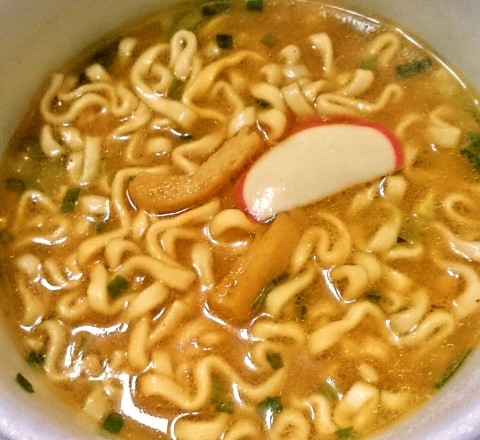 エースコック「近畿大学水産研究所×つるとんたん監修 スーパーカップ 魚だしカレーうどん」