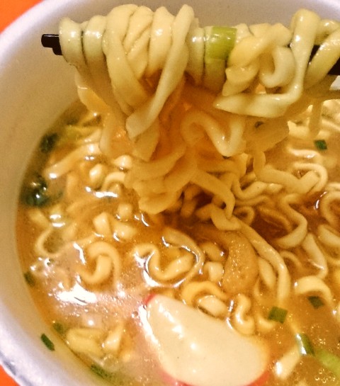 エースコック「近畿大学水産研究所×つるとんたん監修 スーパーカップ 魚だしカレーうどん」