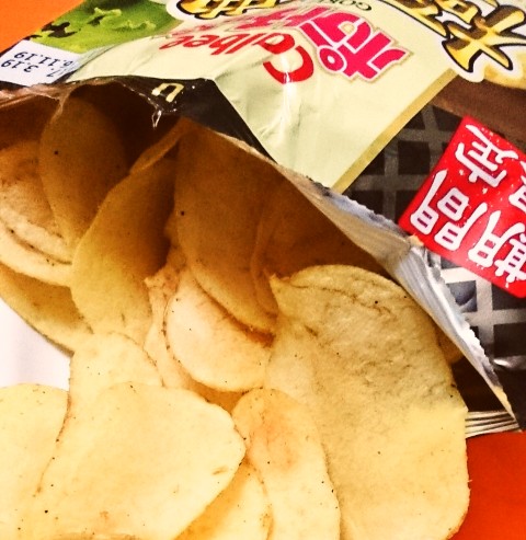 カルビー「ポテトチップス 極濃たまごマヨ味」