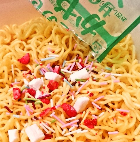 明星 一平ちゃん夜店の焼そば ショートケーキ味