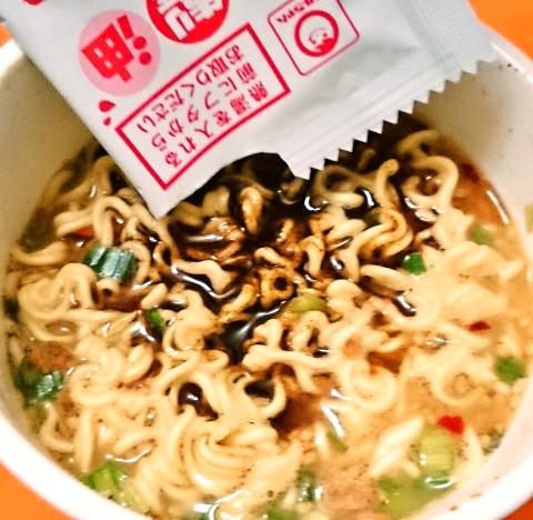 マルちゃん「ハリガネ 黒ダレ辛とんこつ」