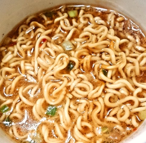 マルちゃん「ハリガネ 黒ダレ辛とんこつ」