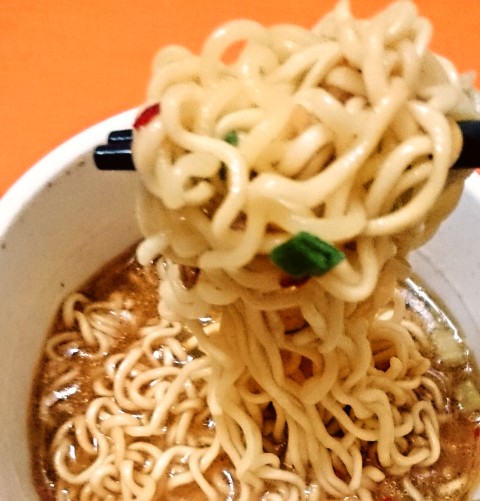 マルちゃん「ハリガネ 黒ダレ辛とんこつ」