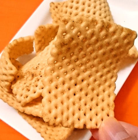 カルビー「サッポロポテト バーベＱあじ でかっ！欧風ローストチキン味」