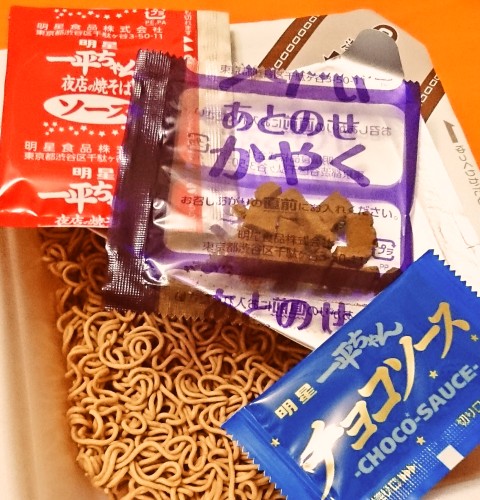 明星「一平ちゃん夜店の焼そば チョコソース」