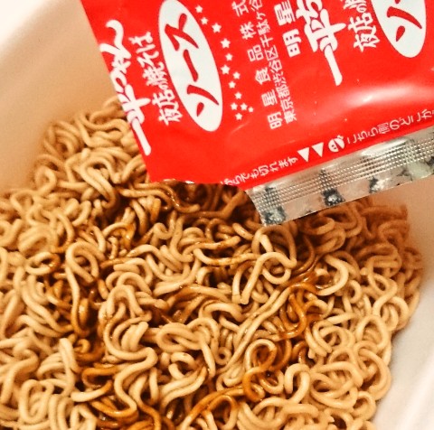 明星「一平ちゃん夜店の焼そば チョコソース」