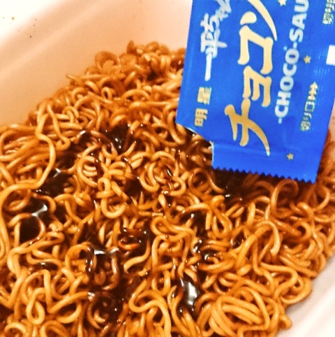 明星「一平ちゃん夜店の焼そば チョコソース」