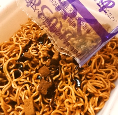 明星「一平ちゃん夜店の焼そば チョコソース」