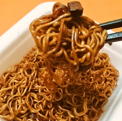 明星「一平ちゃん夜店の焼そば チョコソース」