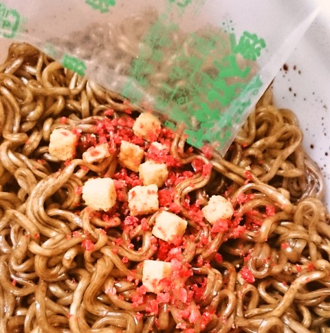 まるか食品「ペヤング チョコレートやきそばギリ」