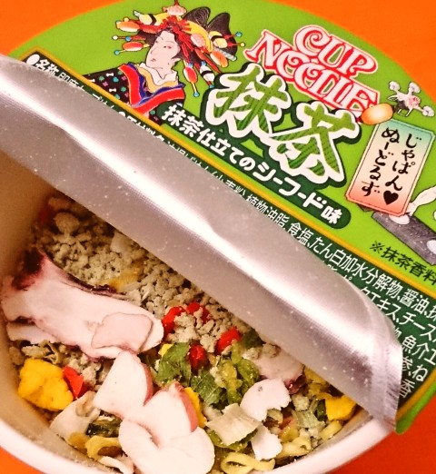 日清「カップヌードル 抹茶 抹茶仕立てのシーフード味」