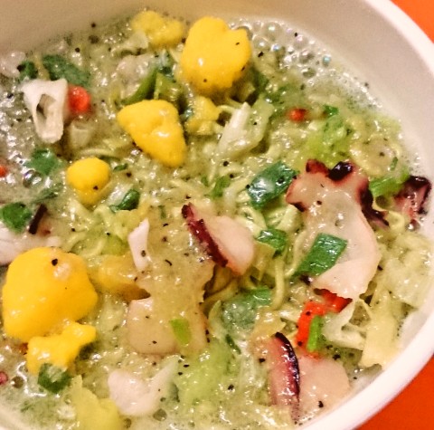 日清「カップヌードル 抹茶 抹茶仕立てのシーフード味」