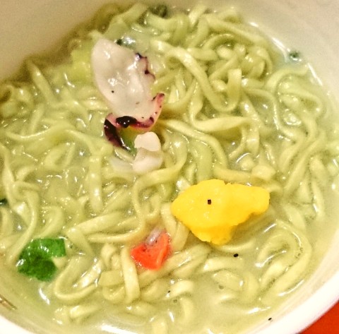 日清「カップヌードル 抹茶 抹茶仕立てのシーフード味」