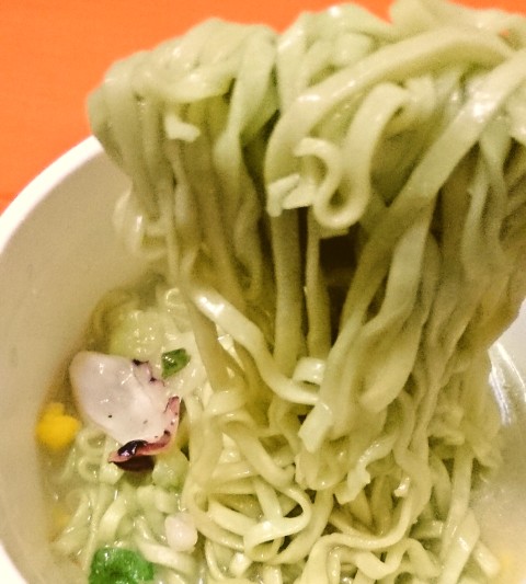 日清「カップヌードル 抹茶 抹茶仕立てのシーフード味」
