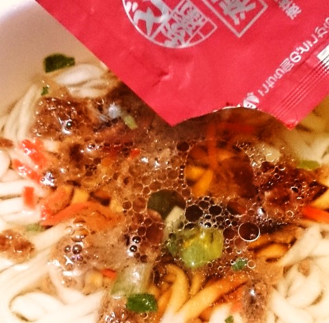 日清のどん兵衛 すき焼き 肉汁の旨みたっぷりすき焼き風うどん