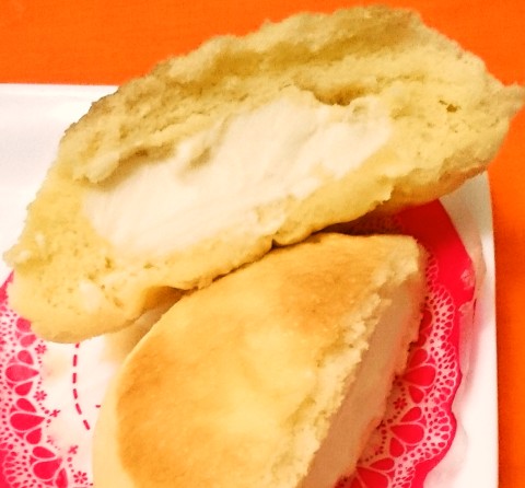 ファミリーマート「フロマージュまん(チーズケーキ風味)」