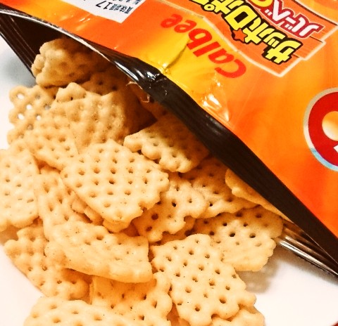 カルビー「サッポロポテト バーベＱあじ ロッテリア絶品チーズバーガー味」