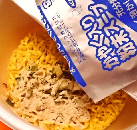 エースコック「驚愕の麺１．５玉＋０．５玉 背脂豚骨醤油ラーメン」