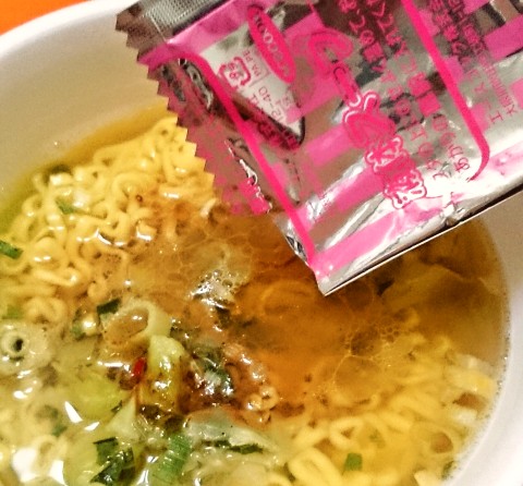 エースコック「驚愕の麺１．５玉＋０．５玉 背脂豚骨醤油ラーメン」