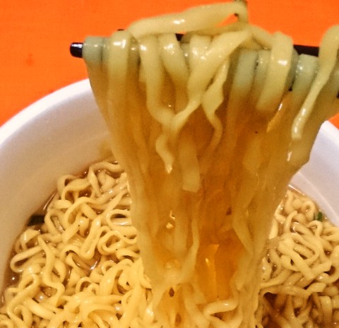 エースコック「驚愕の麺１．５玉＋０．５玉 背脂豚骨醤油ラーメン」