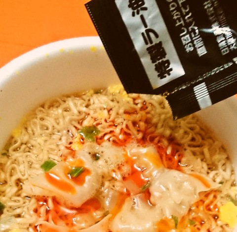 日清「チキンラーメンどんぶり 旨辛ワンタンとろみ仕立て」