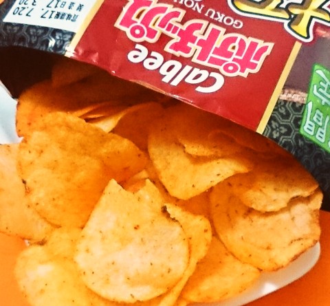カルビー「ポテトチップス 極濃ラー油味」