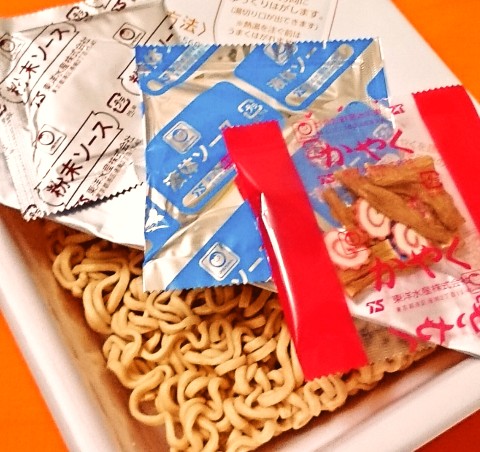 マルちゃん「やみつき旨辛 辛黒 富山ブラック風焼そば」