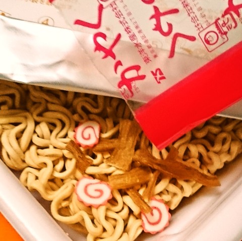 マルちゃん「やみつき旨辛 辛黒 富山ブラック風焼そば」