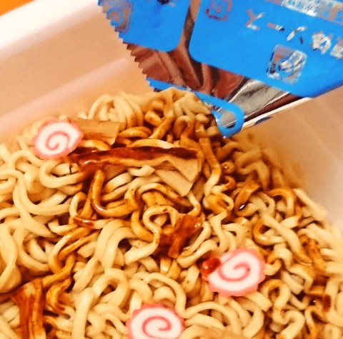 マルちゃん「やみつき旨辛 辛黒 富山ブラック風焼そば」