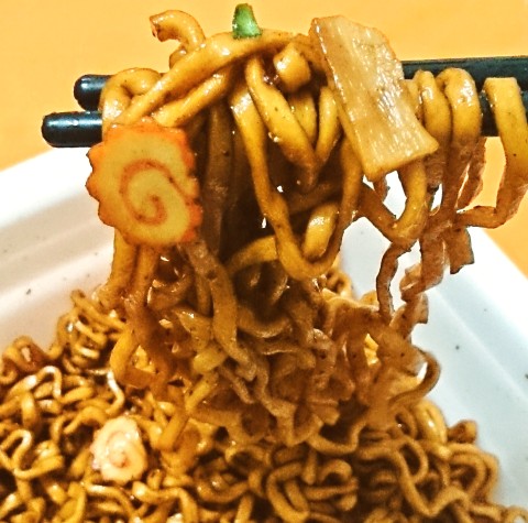 マルちゃん「やみつき旨辛 辛黒 富山ブラック風焼そば」