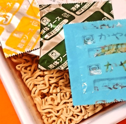 マルちゃん「やみつき旨辛 辛白 ちゃんぽん焼そば」