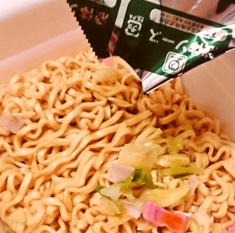 マルちゃん「やみつき旨辛 辛白 ちゃんぽん焼そば」