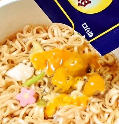 日清「チキンラーメンビッグカップ 卵黄だれ鶏つくね」