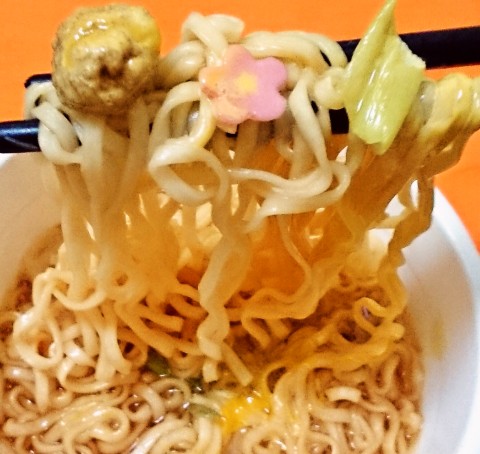 日清「チキンラーメンビッグカップ 卵黄だれ鶏つくね」